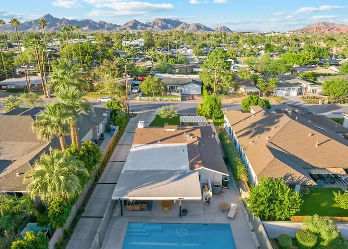 Bichito's Playground - Heated Pool, Walkable * Phoenix